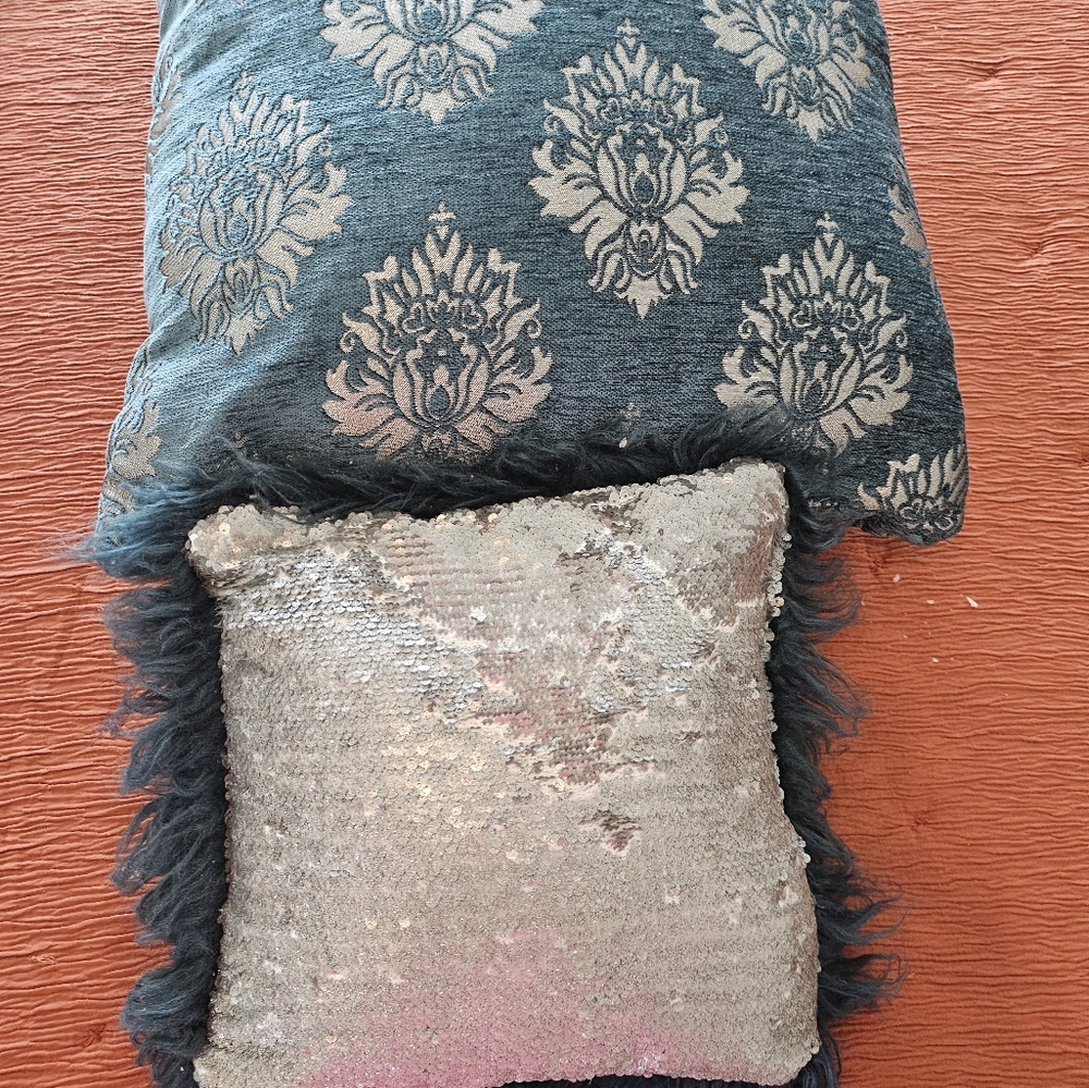 Trow Pillows - Picture 3 of 5